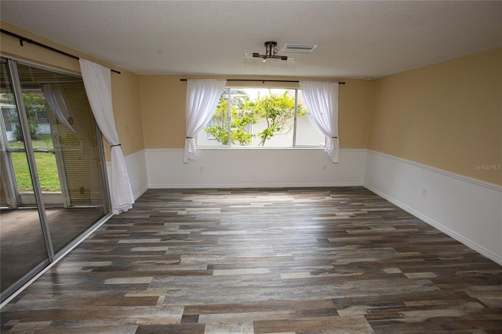 For Sale: $224,300 (3 beds, 2 baths, 1366 Square Feet)