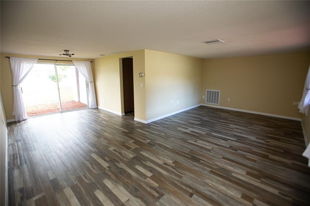 For Sale: $224,300 (3 beds, 2 baths, 1366 Square Feet)