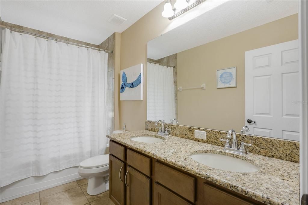 Guest bath with double sink, shower/tub combo