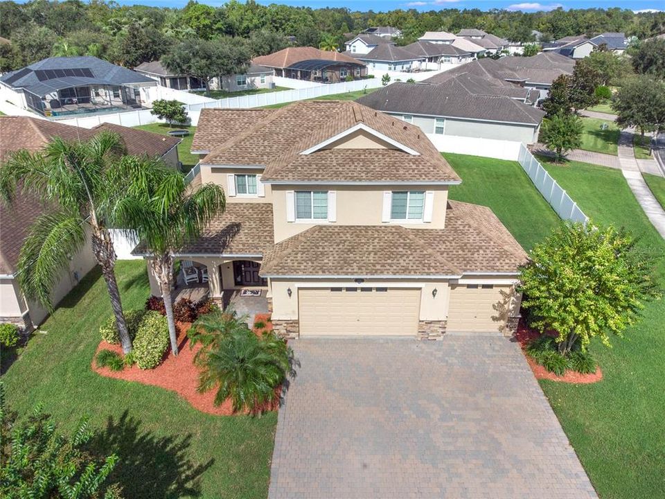 Gorgeous Curb Appeal!