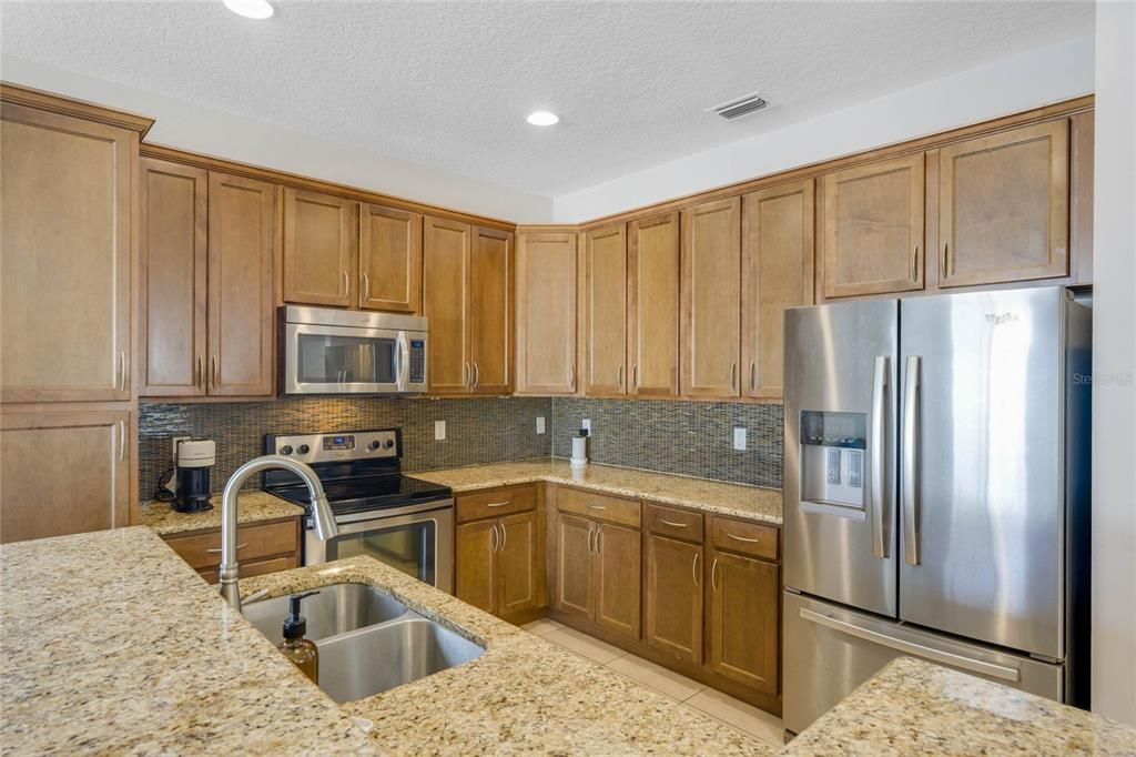 Kitchen with granite, stainless, 42" cabinets