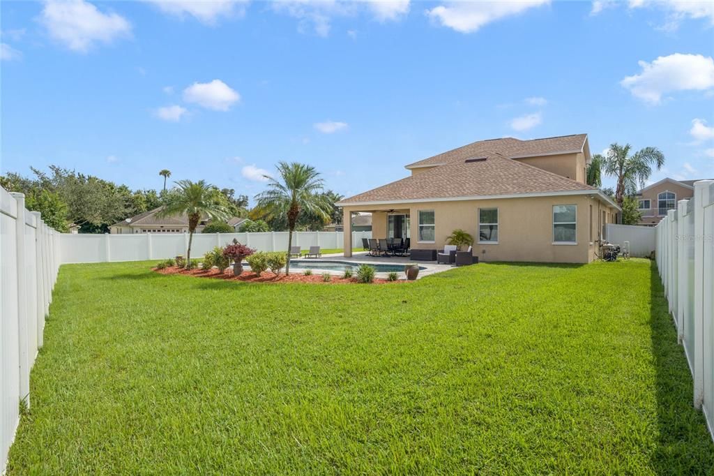 Huge fully fenced yard