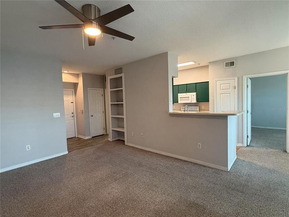 For Sale: $225,000 (1 beds, 1 baths, 867 Square Feet)