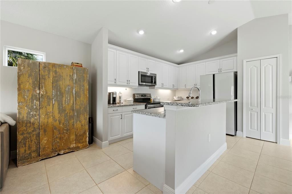 For Sale: $364,500 (2 beds, 2 baths, 1258 Square Feet)