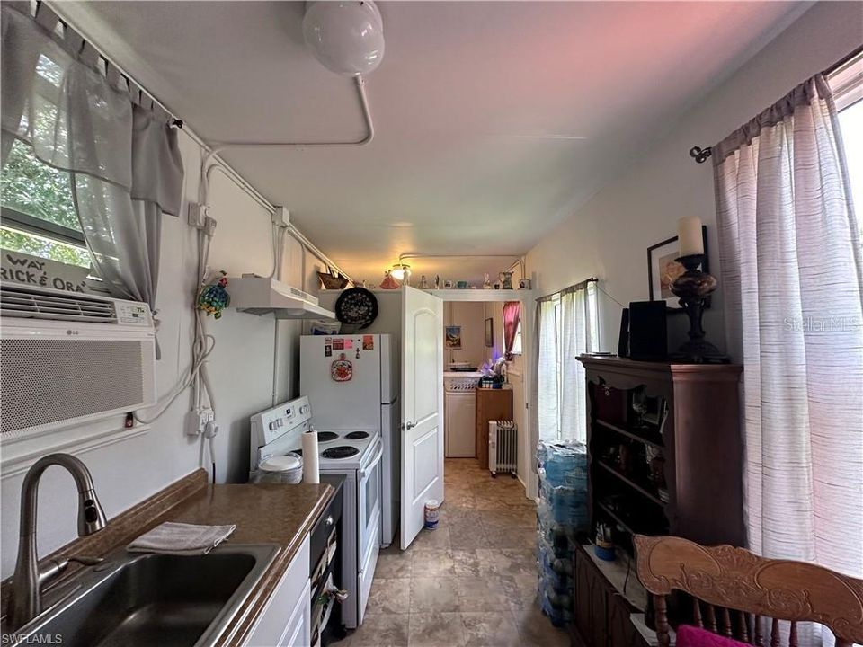 For Sale: $180,000 (1 beds, 1 baths, 360 Square Feet)