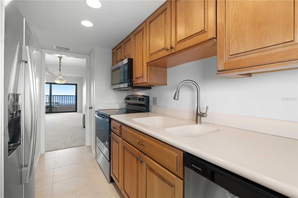 For Sale: $299,900 (2 beds, 2 baths, 988 Square Feet)