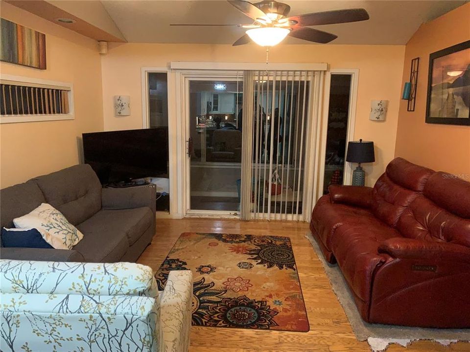 For Sale: $275,000 (2 beds, 1 baths, 1074 Square Feet)