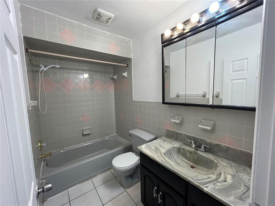 Active With Contract: $1,600 (3 beds, 2 baths, 1501 Square Feet)