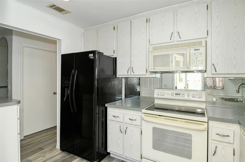 Active With Contract: $185,000 (2 beds, 2 baths, 900 Square Feet)