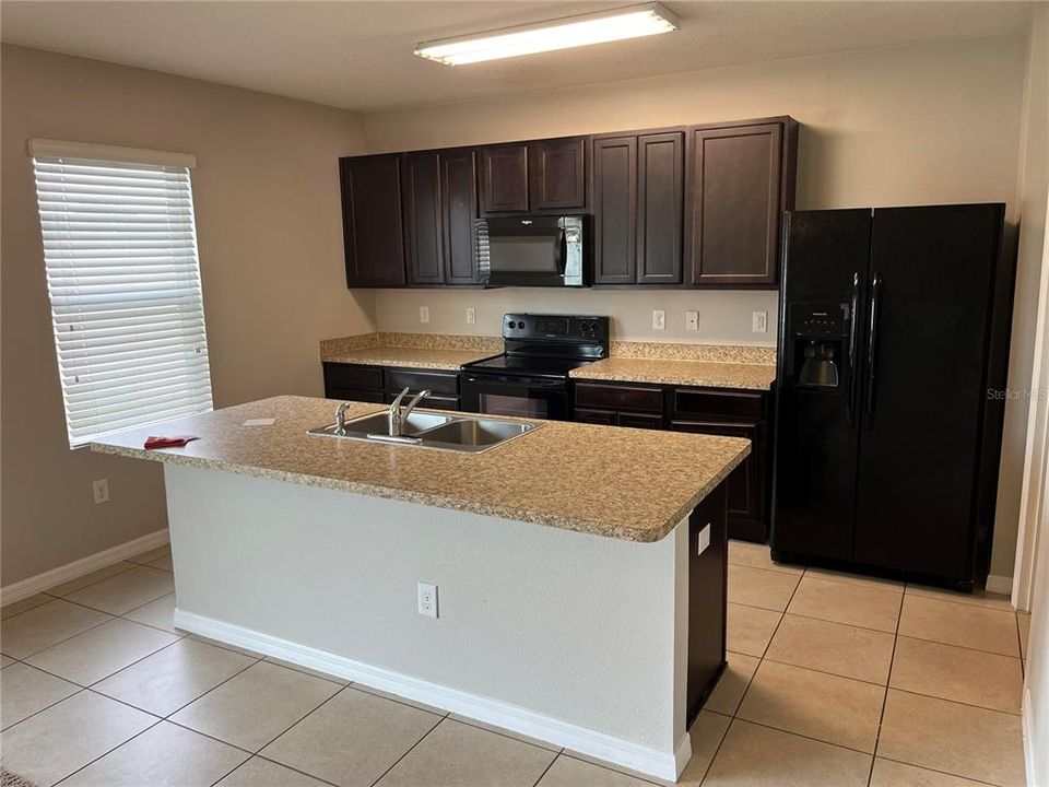 For Rent: $1,995 (4 beds, 2 baths, 2526 Square Feet)