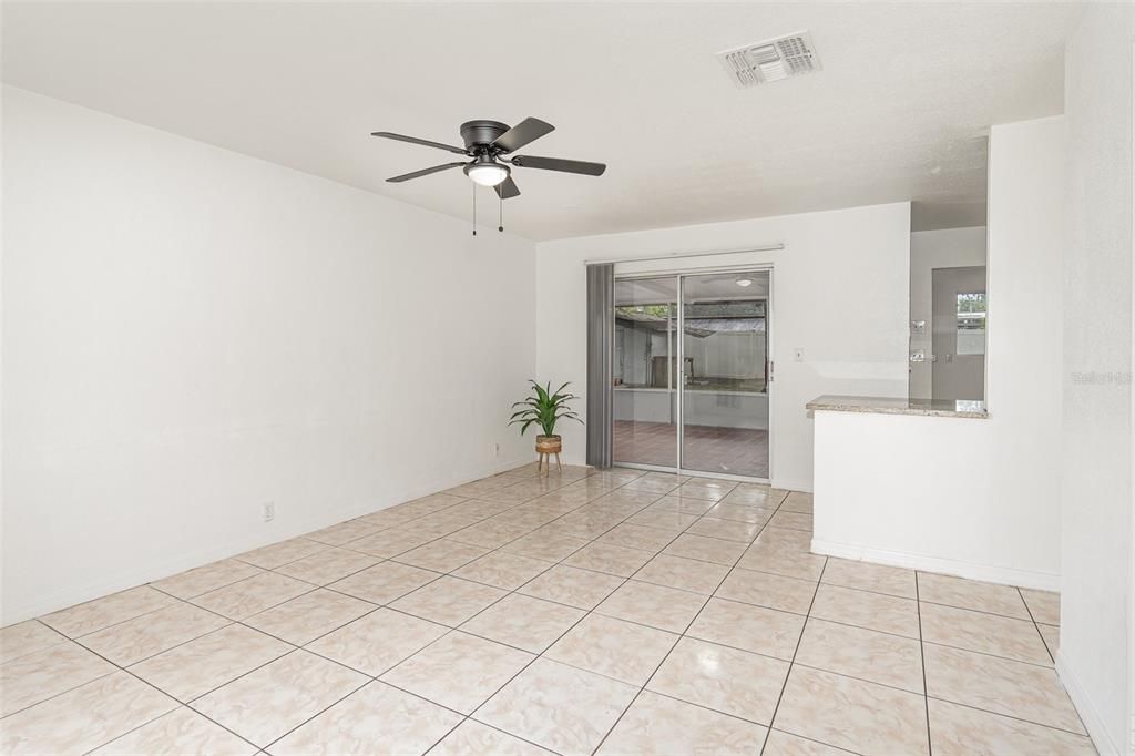 For Sale: $290,000 (3 beds, 1 baths, 864 Square Feet)