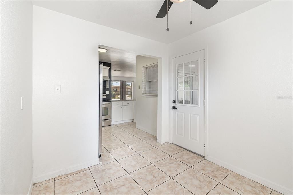 For Sale: $290,000 (3 beds, 1 baths, 864 Square Feet)