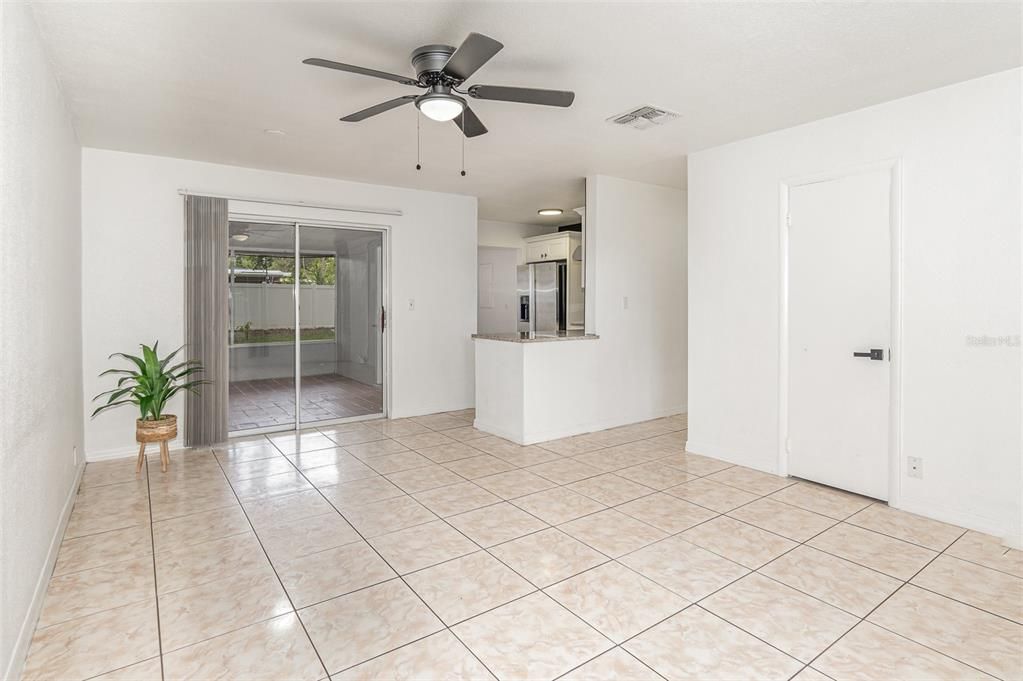 For Sale: $290,000 (3 beds, 1 baths, 864 Square Feet)