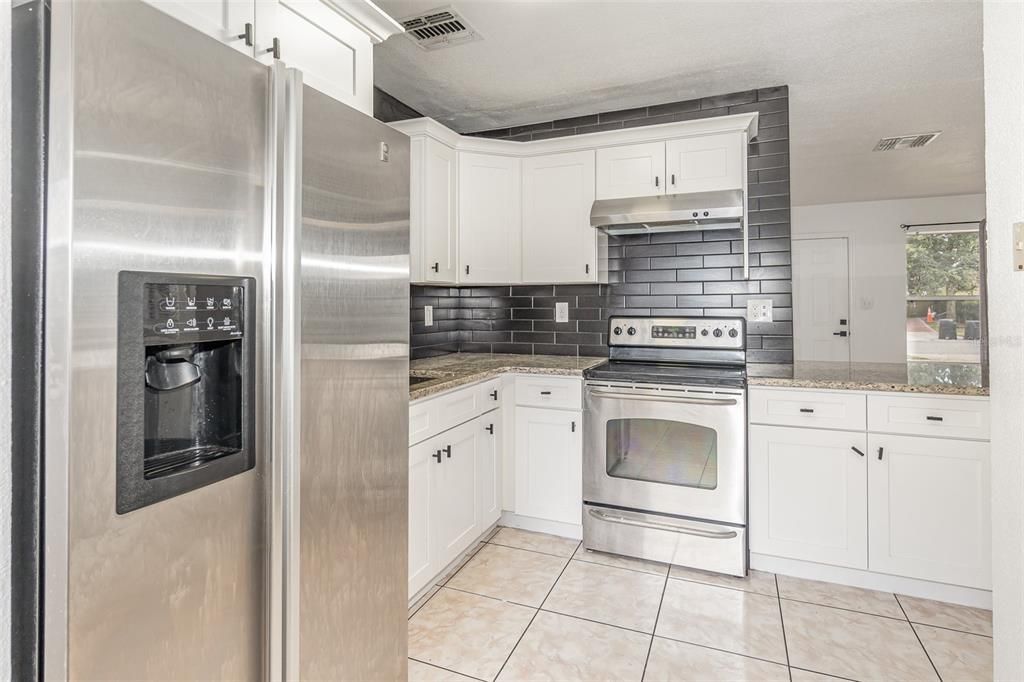 For Sale: $290,000 (3 beds, 1 baths, 864 Square Feet)