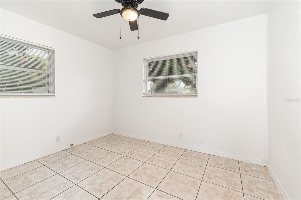 For Sale: $290,000 (3 beds, 1 baths, 864 Square Feet)