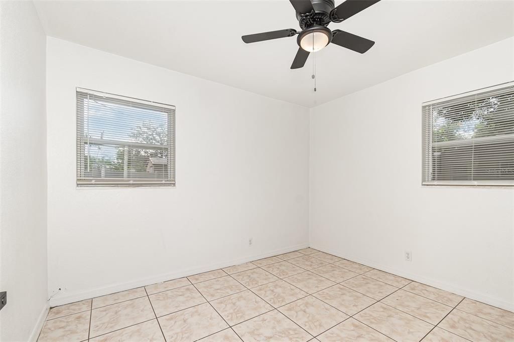 For Sale: $290,000 (3 beds, 1 baths, 864 Square Feet)