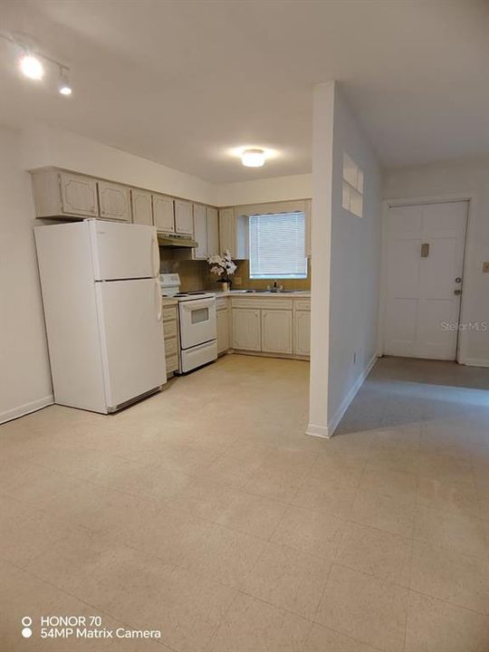 For Rent: $1,290 (1 beds, 1 baths, 560 Square Feet)