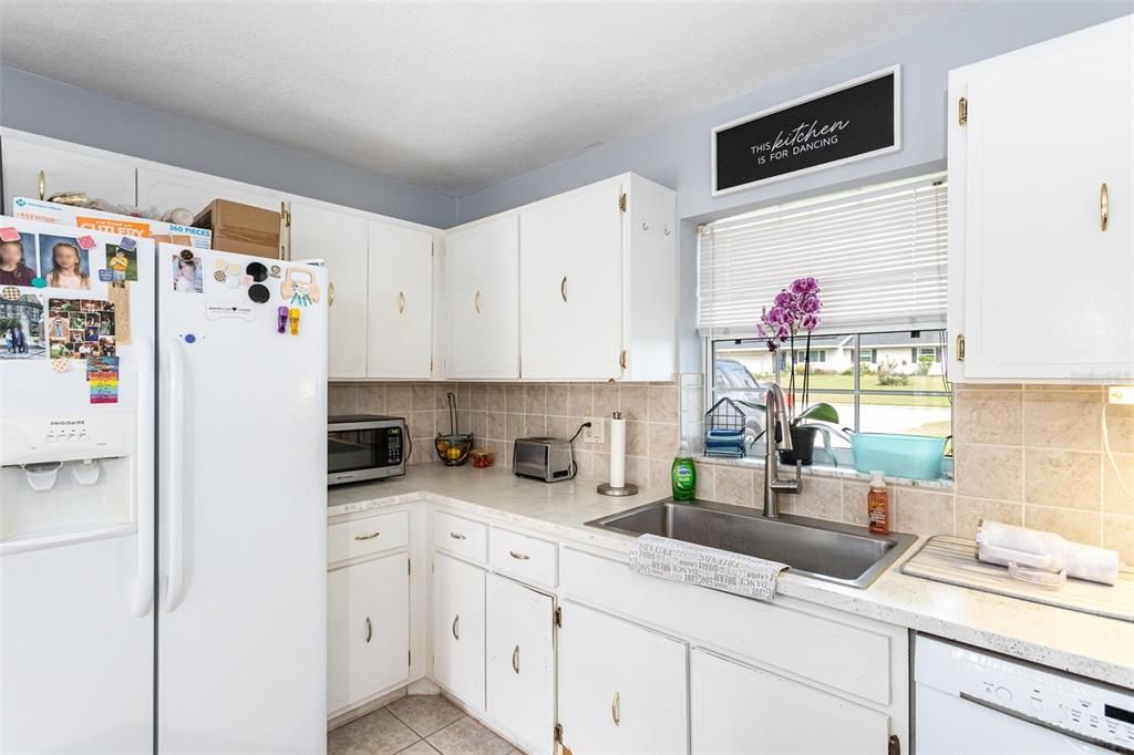 Active With Contract: $253,500 (3 beds, 2 baths, 1494 Square Feet)