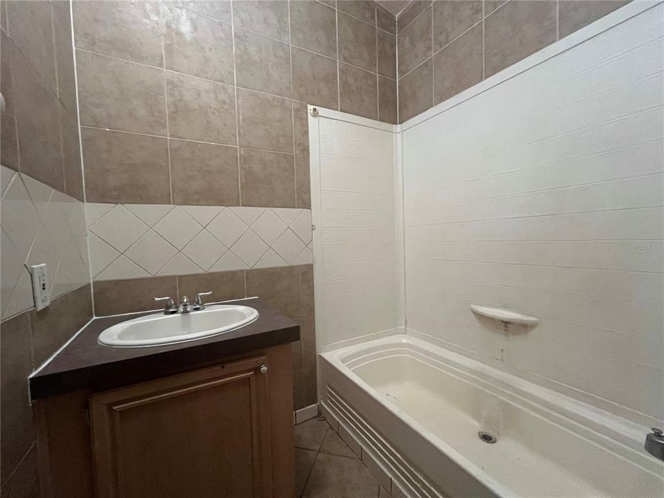 For Rent: $1,750 (3 beds, 2 baths, 960 Square Feet)