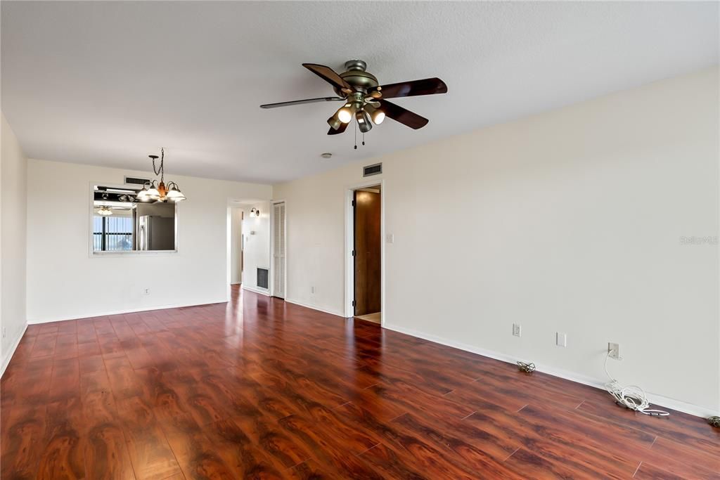 For Sale: $259,900 (2 beds, 2 baths, 1280 Square Feet)