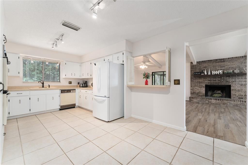 Active With Contract: $3,000 (3 beds, 2 baths, 1781 Square Feet)