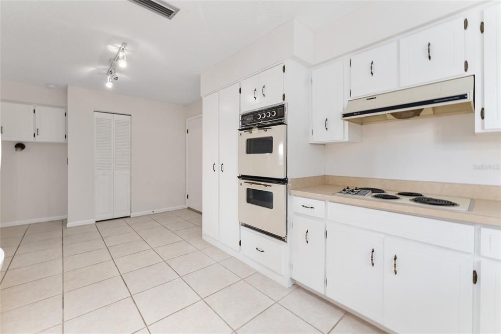 Active With Contract: $3,000 (3 beds, 2 baths, 1781 Square Feet)