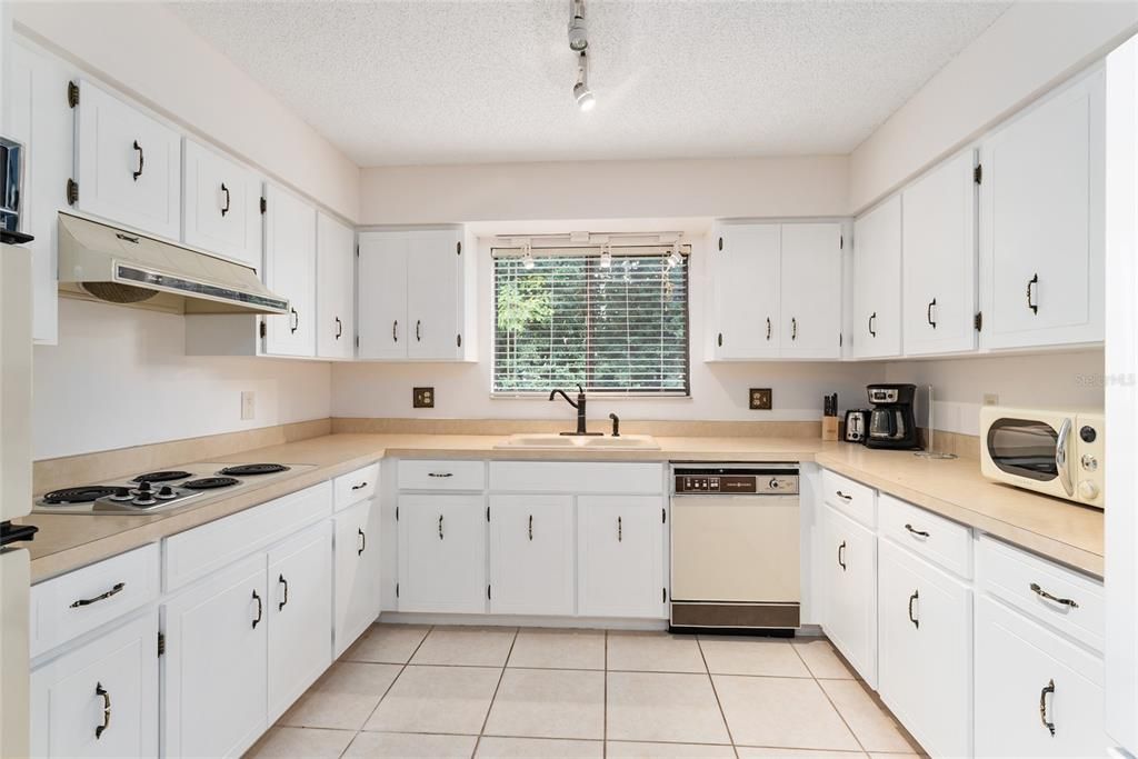 Active With Contract: $3,000 (3 beds, 2 baths, 1781 Square Feet)