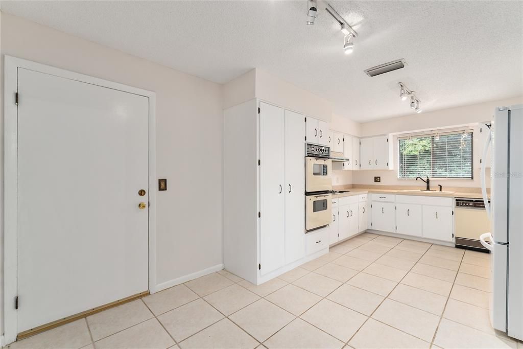 Active With Contract: $3,000 (3 beds, 2 baths, 1781 Square Feet)