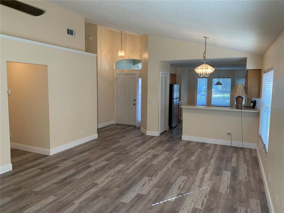 For Rent: $2,300 (3 beds, 2 baths, 1402 Square Feet)