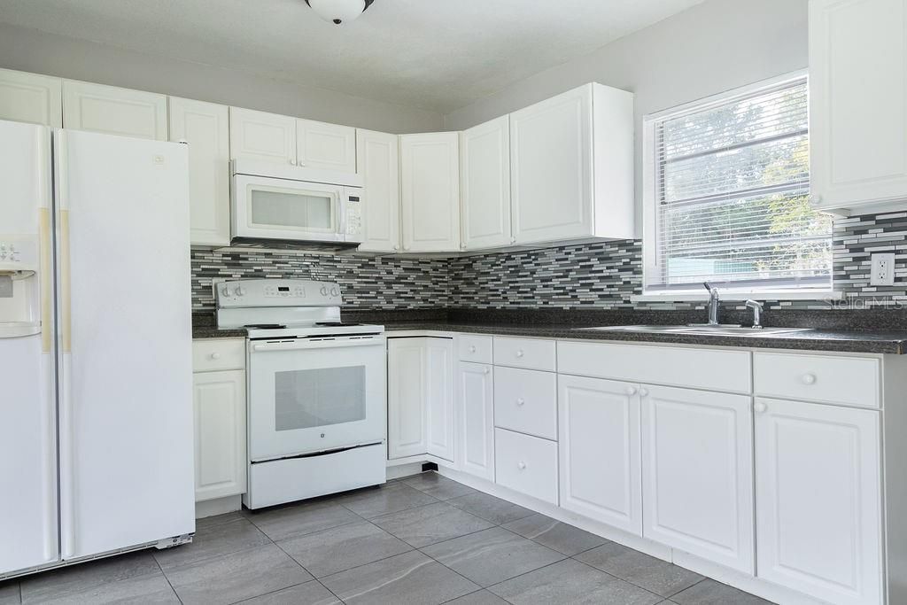 For Rent: $1,725 (2 beds, 1 baths, 800 Square Feet)