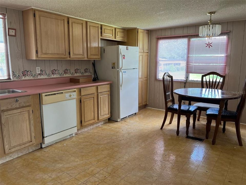 For Sale: $139,900 (3 beds, 2 baths, 1104 Square Feet)