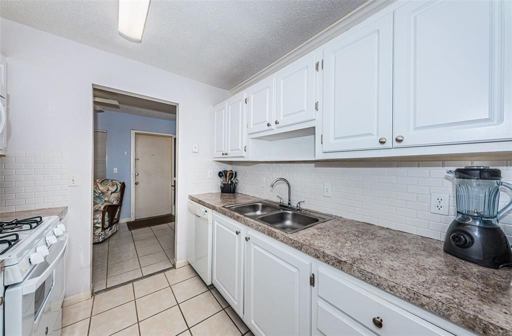 For Sale: $99,000 (1 beds, 1 baths, 745 Square Feet)