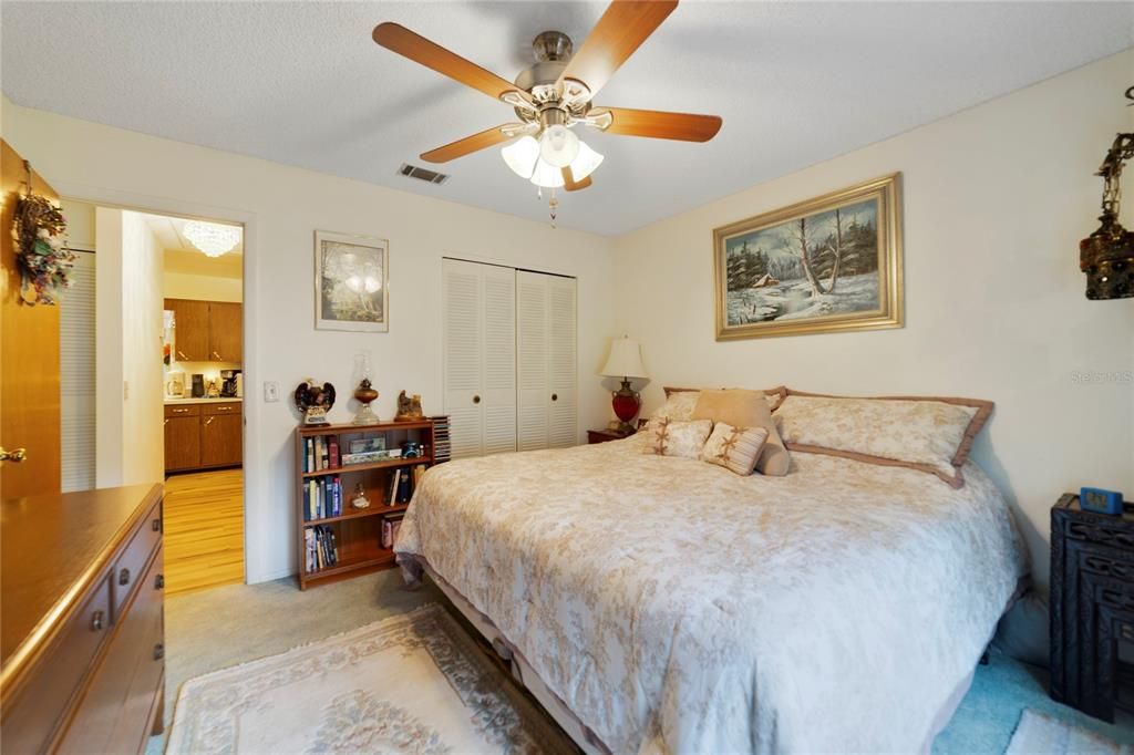 For Sale: $275,000 (2 beds, 2 baths, 1100 Square Feet)