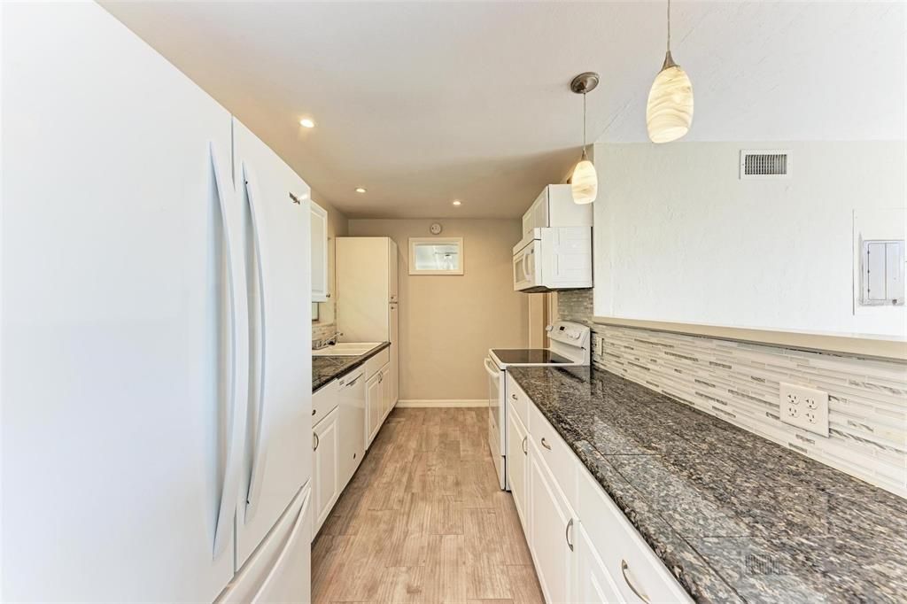 For Sale: $225,000 (2 beds, 1 baths, 1062 Square Feet)