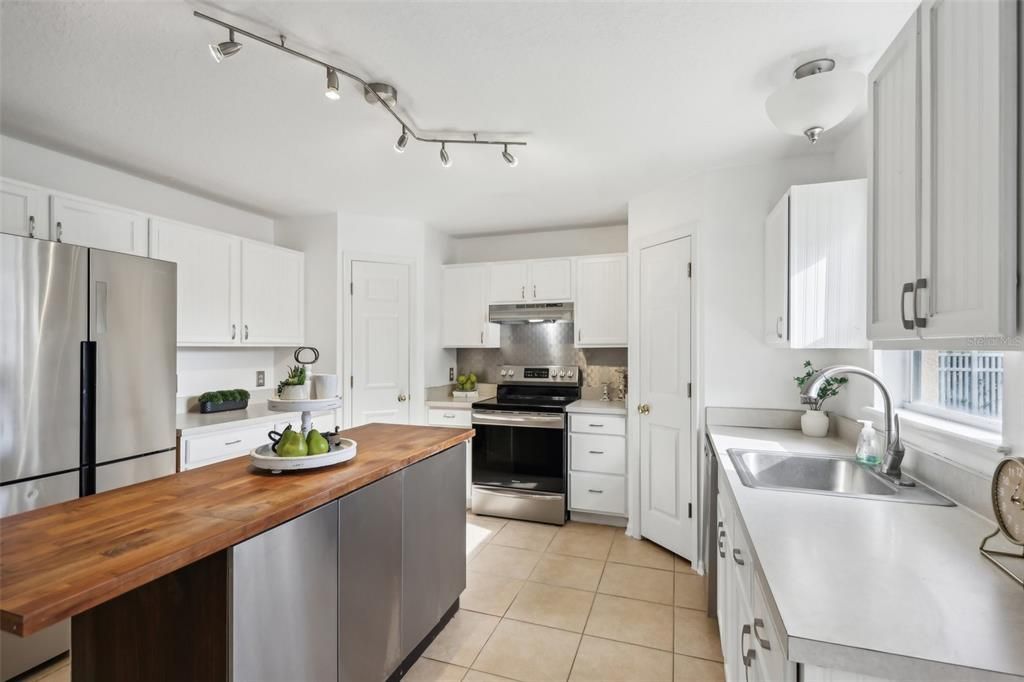 Stainless steel appliances & plenty of cabinet space