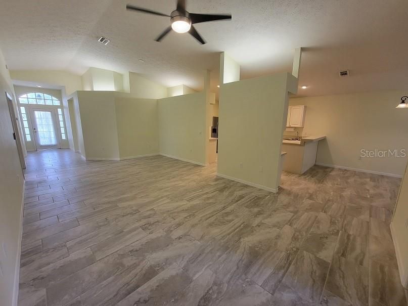 For Rent: $2,095 (3 beds, 2 baths, 1599 Square Feet)