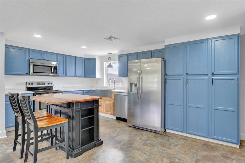 For Sale: $399,900 (2 beds, 2 baths, 1150 Square Feet)