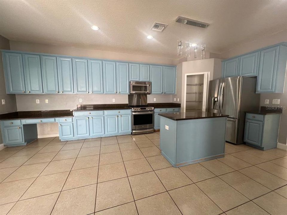 For Rent: $3,000 (6 beds, 3 baths, 3044 Square Feet)