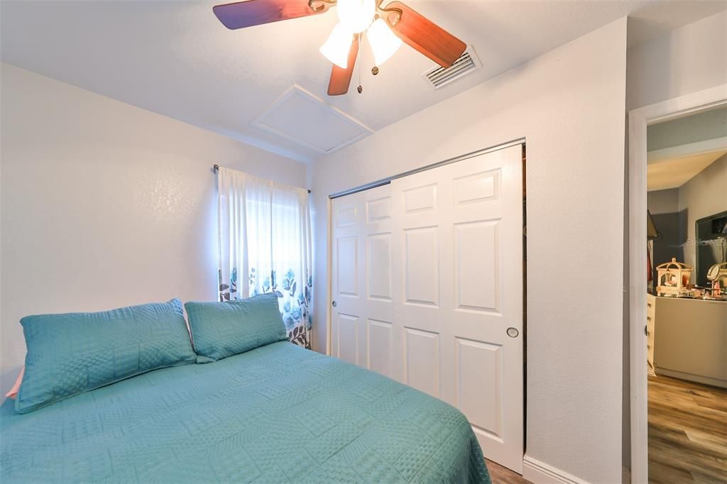 For Sale: $240,000 (2 beds, 1 baths, 864 Square Feet)