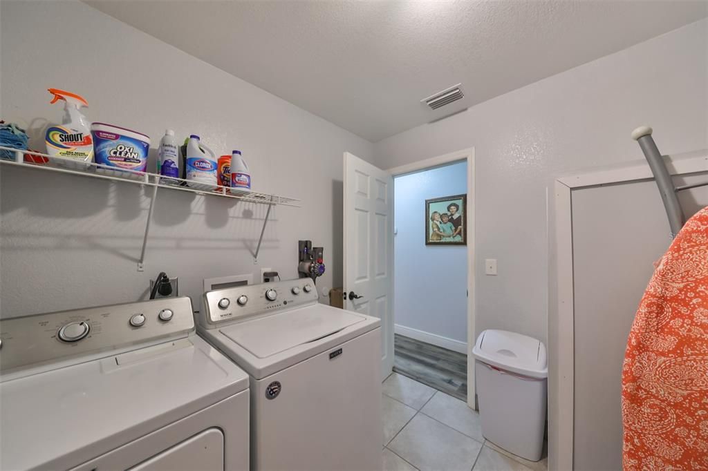 For Sale: $240,000 (2 beds, 1 baths, 864 Square Feet)