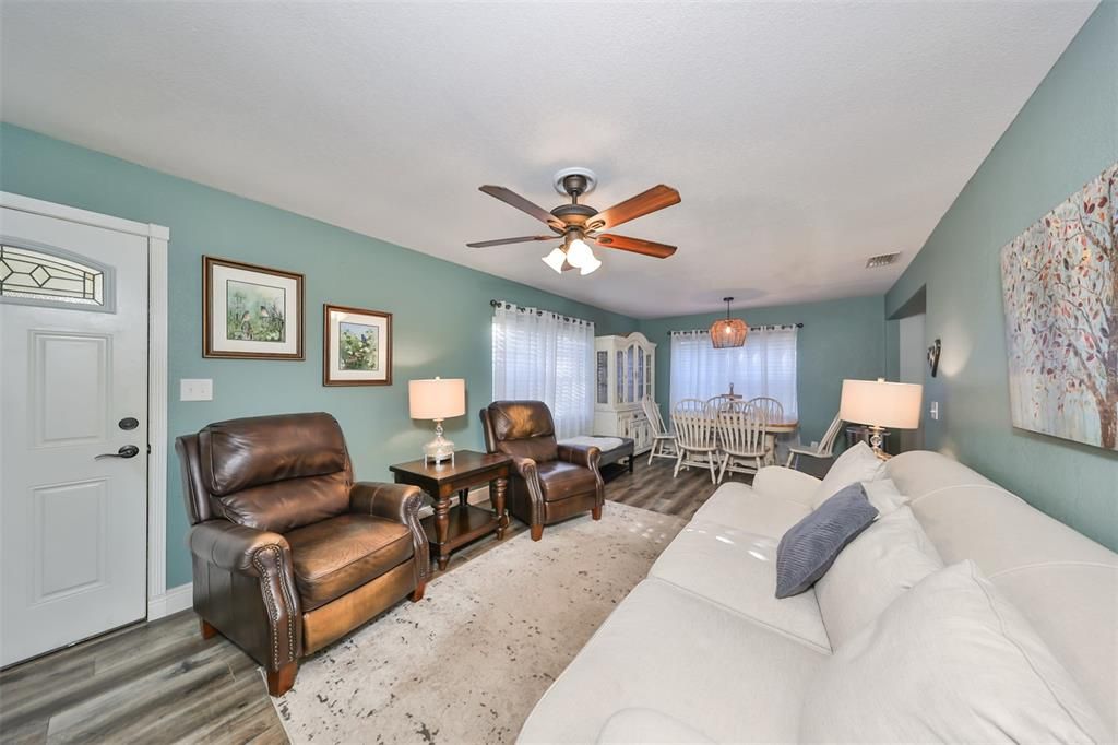 For Sale: $240,000 (2 beds, 1 baths, 864 Square Feet)