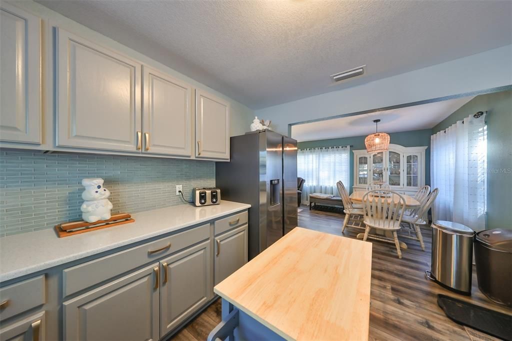 For Sale: $240,000 (2 beds, 1 baths, 864 Square Feet)