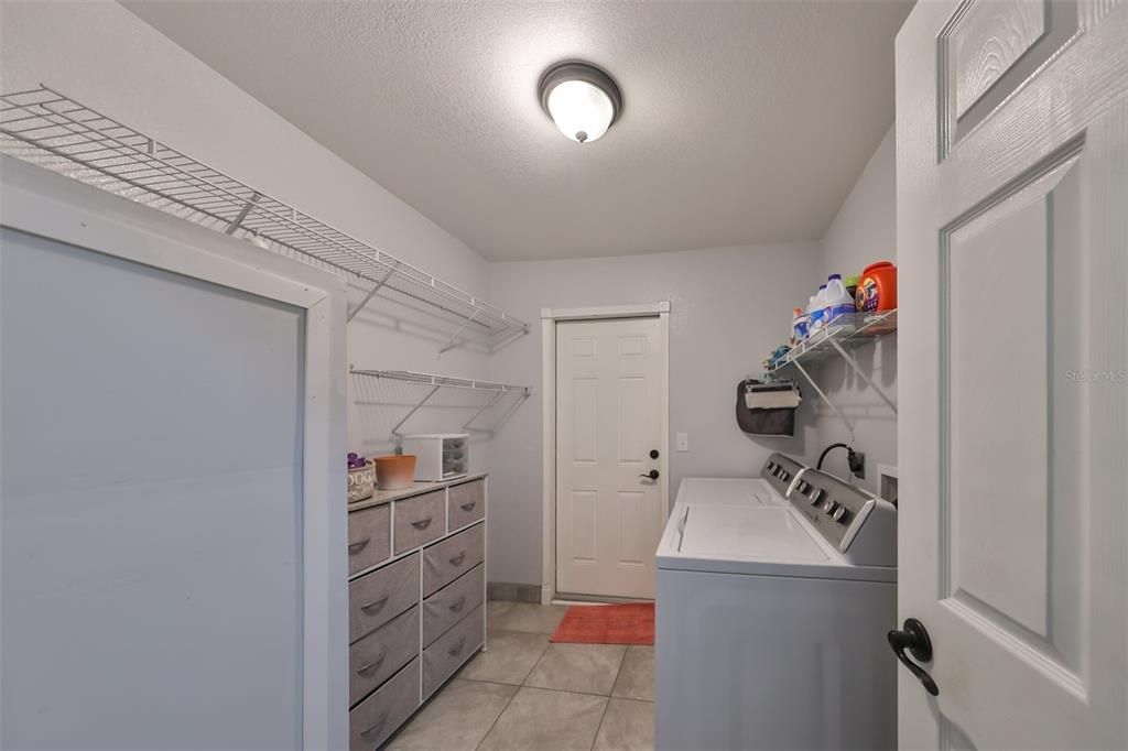 For Sale: $240,000 (2 beds, 1 baths, 864 Square Feet)