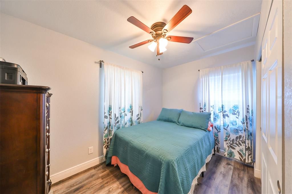 For Sale: $240,000 (2 beds, 1 baths, 864 Square Feet)