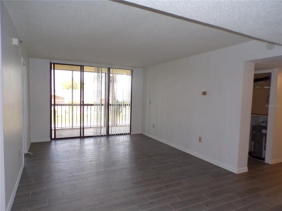 For Rent: $1,400 (2 beds, 2 baths, 807 Square Feet)