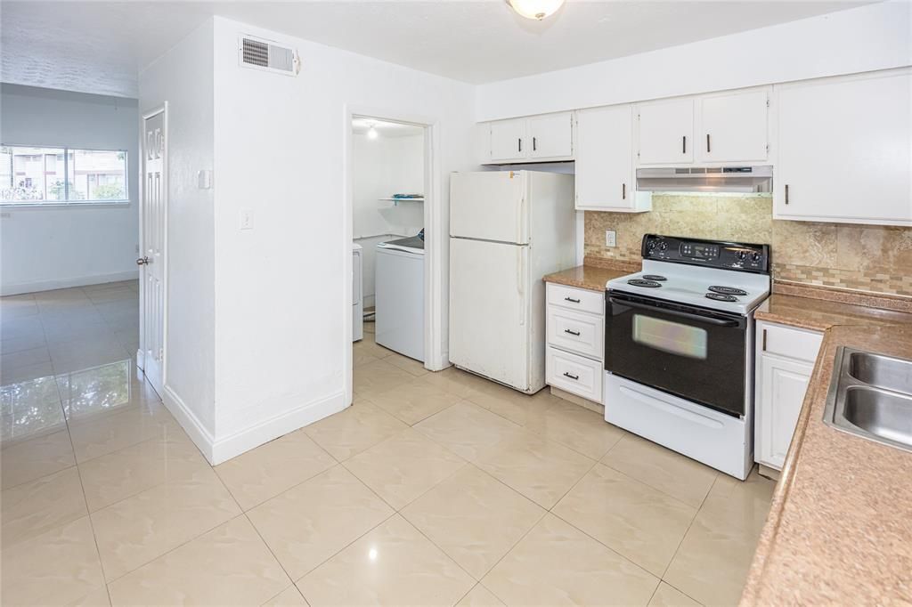 For Sale: $85,000 (1 beds, 1 baths, 762 Square Feet)