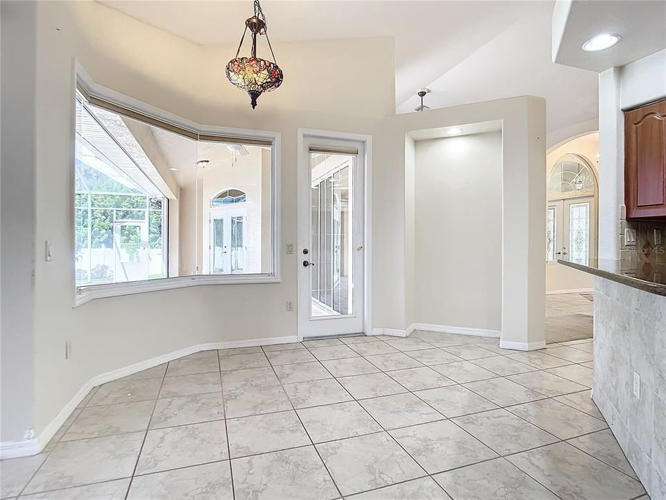 BREAKFAST NOOK/ DINETTE AREA