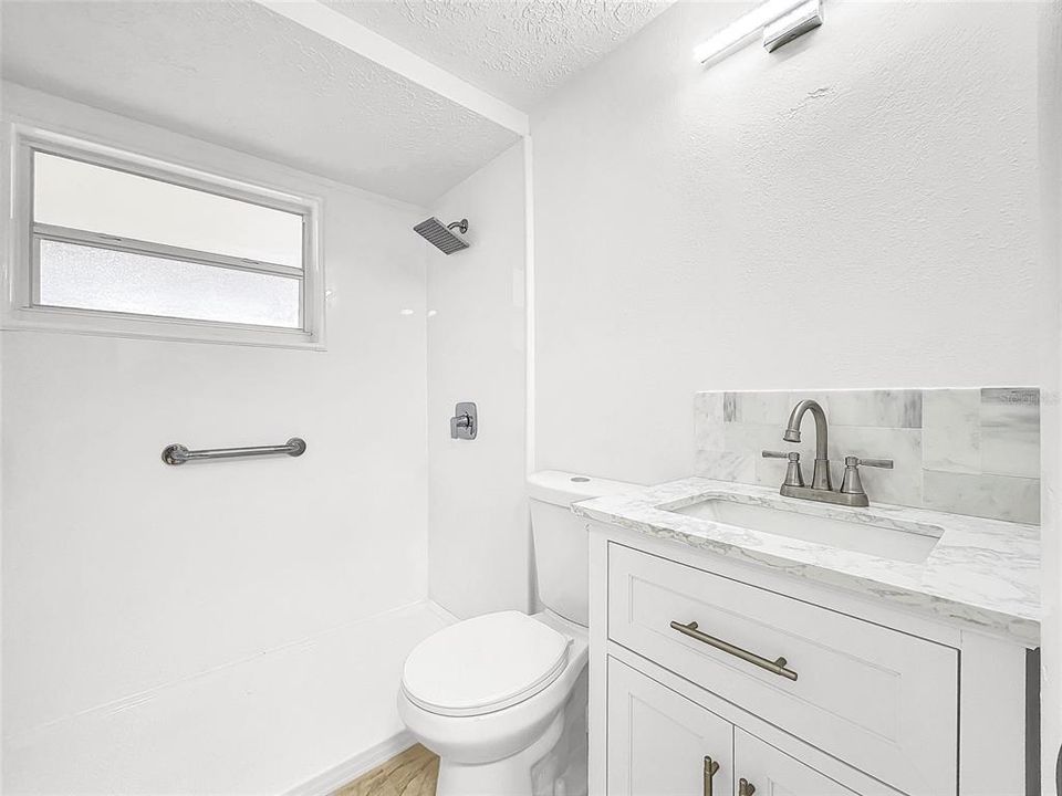 For Sale: $235,000 (2 beds, 1 baths, 912 Square Feet)