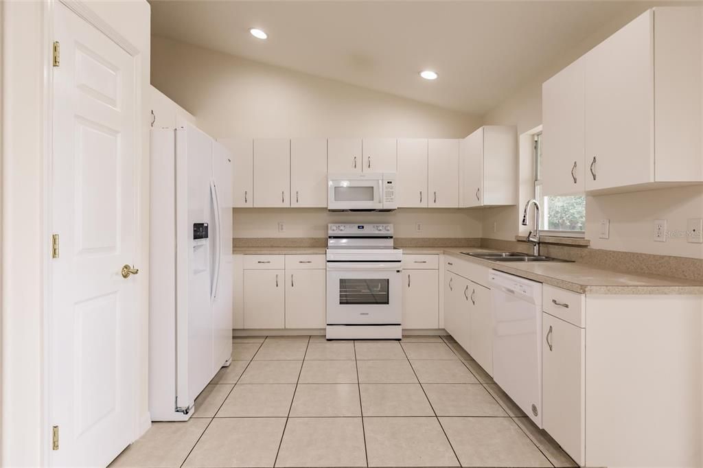 For Sale: $399,900 (3 beds, 2 baths, 1550 Square Feet)