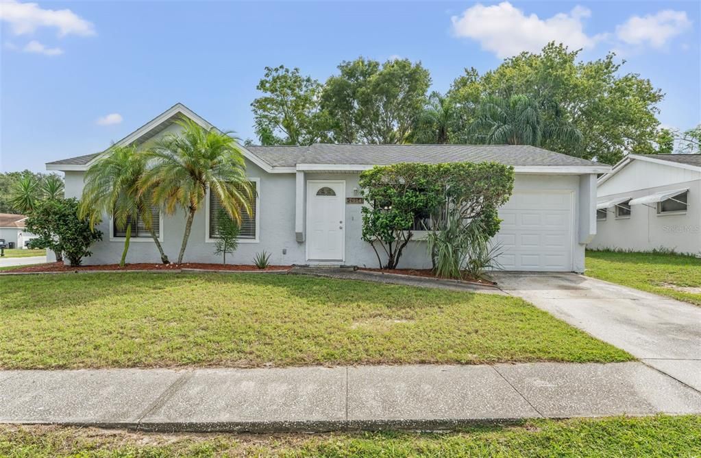 For Sale: $250,000 (3 beds, 2 baths, 952 Square Feet)